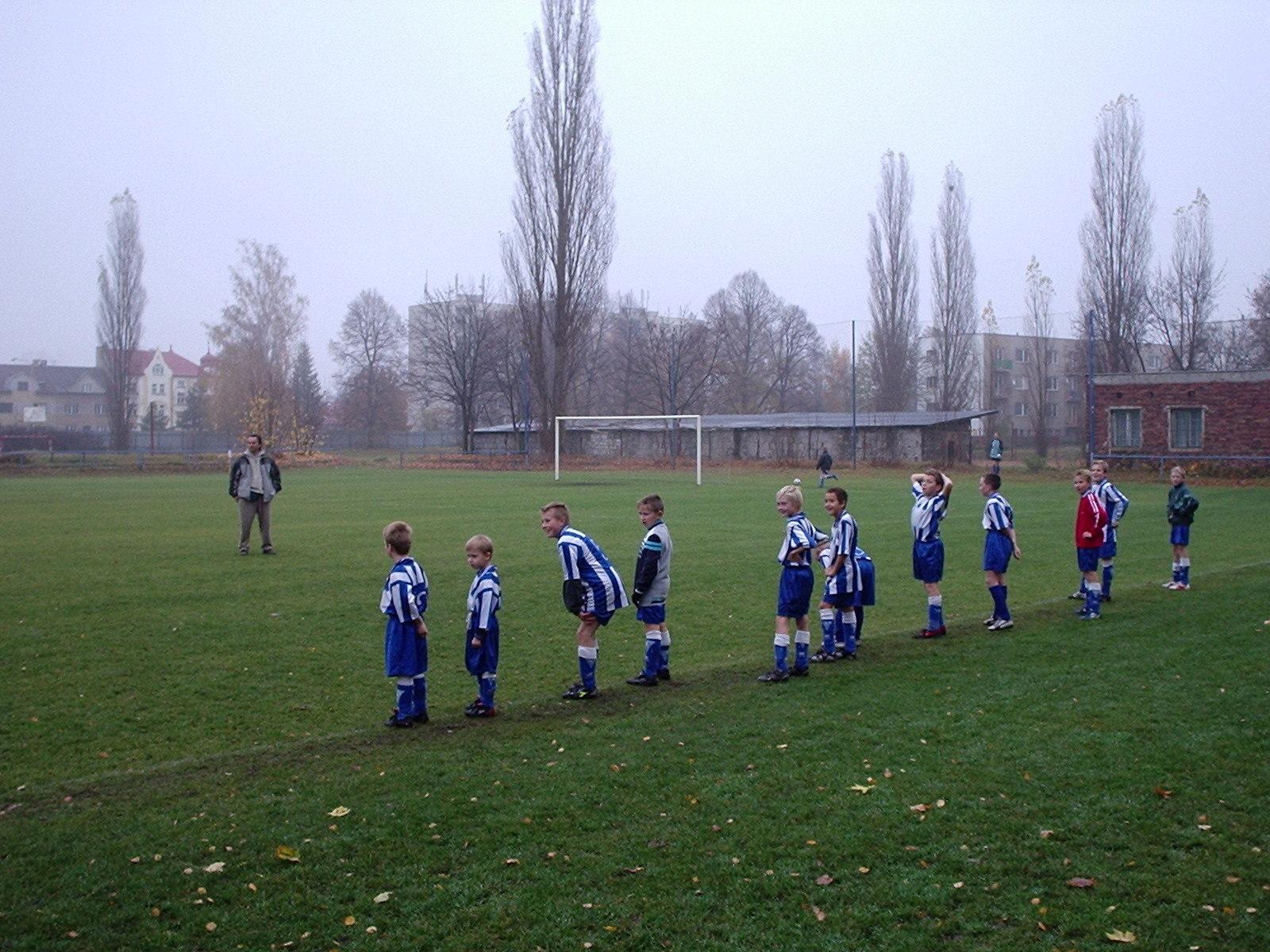 5.FK Cvikov ml. žáci rozcvičení pře zápasem.JPG